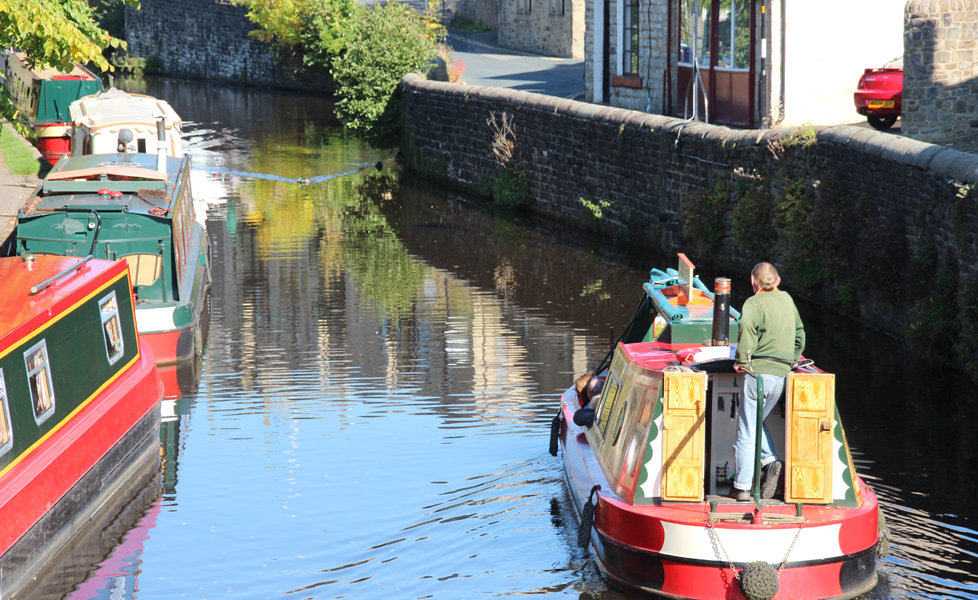 Pennine Cruisers Navigating the Skipton waterways