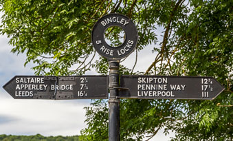 Leeds & Liverpool Canal Narrowboat Holiday Cruise Guide